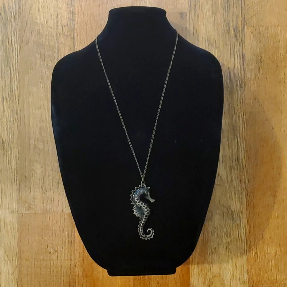 Long Chain Metal Seahorse Necklace‎
